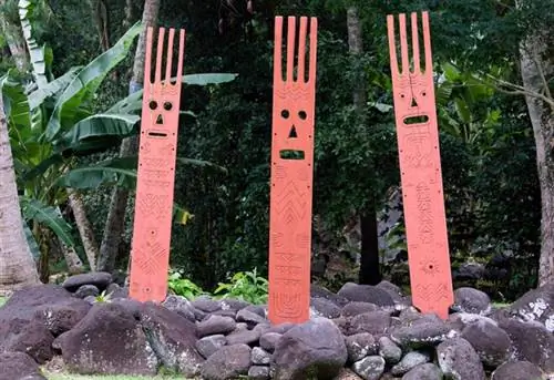 Деревянные статуи в Марае Арахураху, остров Нуи, Таити, Полинезия