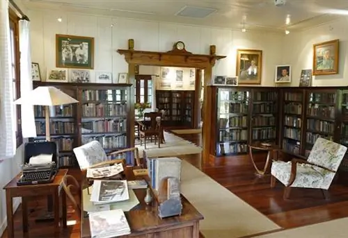 Дом Джеймса Нормана Холла. Авантюрист, солдат, пилот-преследователь, известный писатель, эссеист и поэт, Джеймс Норман Холл написал «Мятеж на Баунти». Деревня Аруэ, Таити, острова Общества, Французская Полинезия