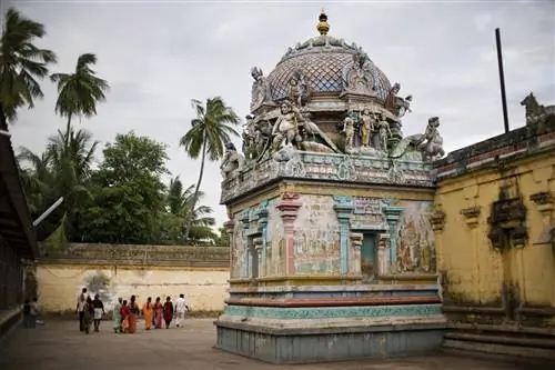 Группа людей входит в храм Вадесваранкойл.
