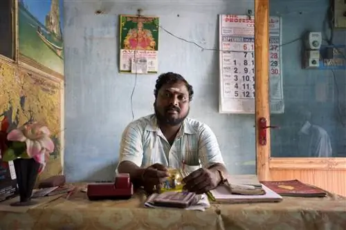 Читатель нади в своем кабинете в Вадесваранкойле.