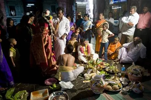 Люди собираются на свадебную церемонию, которая проходит в храме Вадесваранкойл. В храме довольно часто устраивают свадьбу, так как предполагается, что она принесет удачу жениху и невесте.