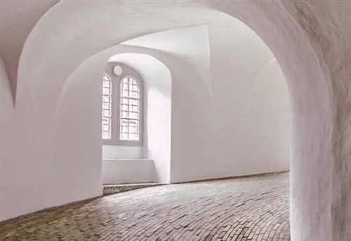 Башня и обсерватория XVII века Рундетаарн, или круглая башня, является старейшей действующей обсерваторией в Европе. Когда Кристиан IV построил башню, Дания была довольно известна своими астрономическими достижениями благодаря астроному Тихо Браге. Когда он умер в 1601 году, король пожелал продолжить исследования Браге, и так появилась круглая башня. Прошло много времени с тех пор, как уехали ученые, но обсерватория до сих пор используется астрономами-любителями и многочисленными посетителями. Обсерватория окружена открытой площадкой, с которой открывается великолепный вид на старую часть Копенгагена. Чтобы попасть туда, вам нужно подняться по спиральной дорожке, длина которой составляет 268,5 метров у внешней стены и всего 85,5 метров у центральной части здания. Это означает, что вам нужно пройти около 209 метров, чтобы добраться до вершины, хотя высота башни всего 36 метров. Башня изнутри Эта прогулка также ведет к библиотечному залу, в котором когда-то размещалась вся книжная коллекция университета. Известный датский писатель Х. К. Андерсен посещал библиотеку и черпал здесь вдохновение для своей работы. Сегодня зал служит площадкой для выставок искусства, культуры, истории и науки. Плавающий стеклянный пол В качестве нового аттракциона теперь вы можете увидеть ядро башни, стоя на стеклянном полу на высоте 25 метров над землей. Стекло имеет толщину более 50 мм и может выдерживать до 900 кг на квадратный метр.