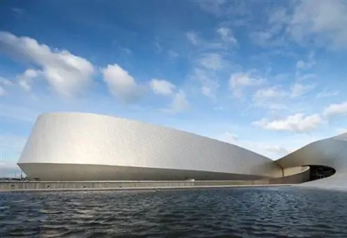 Национальный аквариум Дании, Den Blå Planet - крупнейший в Северной Европе аквариум с тысячами животных и семью миллионами литров воды. Архитектура здания была вдохновлена циркулирующими потоками водоворота. От входа посетитель попадает в водоворот водоворота - круглый вестибюль - и затягивается внутри спирали к 53 аквариумам и инсталляциям. Здание расположено прямо напротив Эресунна и окружено круглым отражающим бассейном. Таким образом, Национальный аквариум Дании, Den Blå Planet окружен водой со всех четырех сторон. Крупнейший и самый современный океанариум Северной Европы, Национальный аквариум Дании, Den Blå Planet расположен на центральной транспортной развязке, недалеко от метро, железнодорожных путей, автомагистрали и аэропорта Копенгагена. Другими словами, трудно не заметить Национальный аквариум Дании, планету Den Blå, независимо от того, прибываете ли вы по суше, по воде или по воздуху. Общая площадь нового датского аквариума, Национального аквариума Дании, Den Blå Planet на Амагере, составляет ок. 10 000 м2. Открытая площадка занимает 2 000 м2 в дополнение к парковке. Архитектор и ведущий консультант проекта: 3XN A/S.