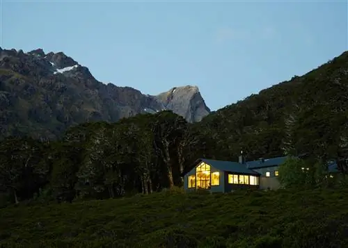 Отель Lake Mackenzie Lodge расположен вдоль маршрута Routeburn Track. К услугам гостей ресторан, бар и душ с горячей водой.
