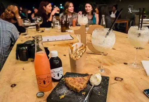 Сашина божественная версия знаменитого Crack Pie от Momofuku Milkbar с освежающим коктейлем в бутылках и бутилированным вкусным холодным кофе.