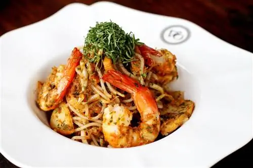 Лакса - местный фаворит, и у каждого есть своя версия. Violet Oon’s выделяется своим «сухим» соусом, а не суповым.