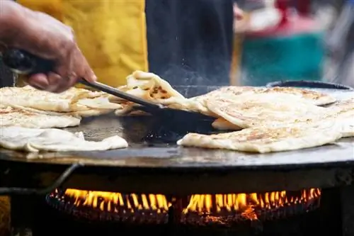 Свежая жареная прата вкусна сама по себе, с сыром или подается с соусом карри.