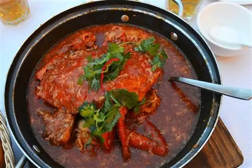 Пир чили крабов является почти обязательным для посетителей Сингапура, и New Ubin Seafood делает грязную еду стоящей.