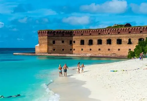 Пляж с белым песком и бирюзовые воды перед фортом Джефферсон, Национальный парк Драй-Тортугас, Флорида-Кис, Флорида, Соединенные Штаты Америки, Северная Америка