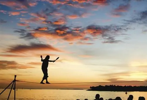 Уилл Сото жонглирует канатом на празднике заката в Ки-Уэст, штат Флорида. Сото уже более 30 лет развлекается на ночном празднике на площади Мэллори, который собирает толпы людей, чтобы посмотреть выступление уличных музыкантов, просмотреть товары продавцов и аплодировать, когда солнце опускается за горизонт за гаванью Ки-Уэст. Фото Роб’ОНила/Бюро новостей Флорида-Кис.