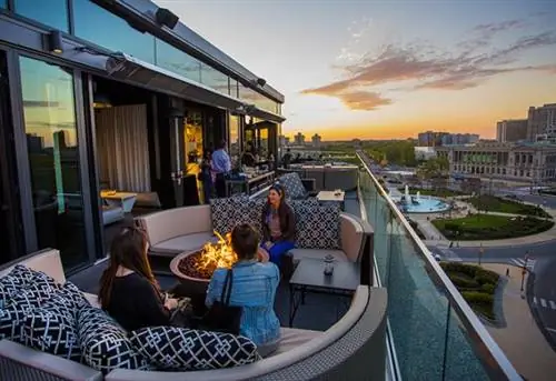 Открытый весной 2016 года зал Assembly Rooftop Lounge отеля Logan с современными креслами и каминами на девяти этажах выше позволяет посетителям насладиться авторскими коктейлями, мясными закусками и закатом за бульваром Бенджамина Франклина.