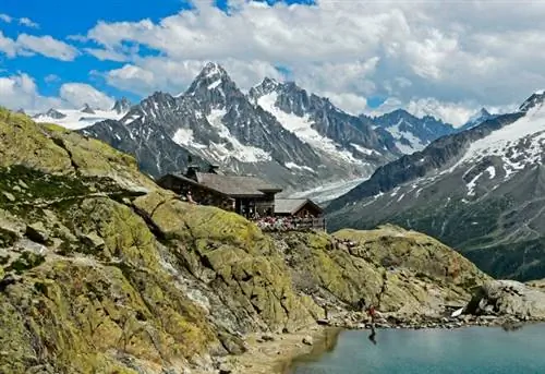 Refuge du Lac Blanc, горный домик, Национальный природный заповедник Эгюий-Руж, Эгюий-де-Шардонне позади, Шамони, департамент Верхняя Савойя, Франция