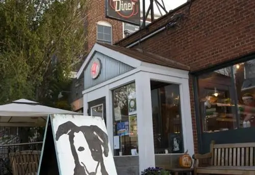 Закусочная Millie's Diner предлагает хорошую еду с 1989 года и завоевала международную известность благодаря своей инновационной кухне. Меню ужина меняется каждые 3 недели, а их винная и пивная карты включают большой и разнообразный выбор со всего мира. Корпорация туризма Вирджинии, www. Virginia.org.