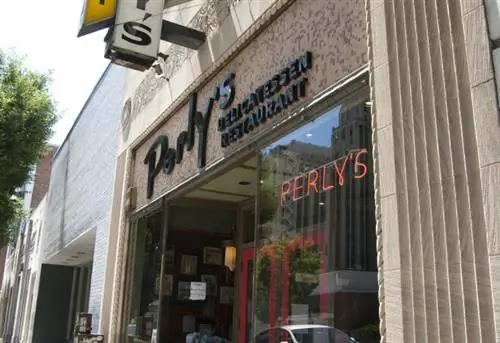 Perly's - это ресторан в центре Ричмонда с атмосферой ар-деко, ретро-лампами и джазовой музыкой, играющей на заднем плане. Спустя более 30 лет и семь владельцев Perly's по-прежнему предлагает свежие продукты по разумным ценам. Корпорация туризма Вирджинии, www. Virginia.org
