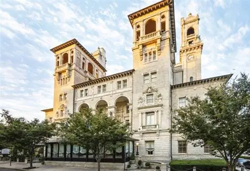 С 1895 года искушенные путешественники признают The Jefferson Hotel самым роскошным отелем Ричмонда и одним из лучших в Америке. Известный своим искренне дружелюбным обслуживанием, роскошными номерами, захватывающей дух архитектурой и элегантным декором, отель Jefferson напоминает о более благодатной эпохе. Корпорация туризма Вирджинии, www. Virginia.org.