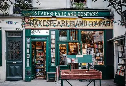 Знаменитый книжный магазин Shakespeare and Company (специализирующийся на англоязычной литературе).