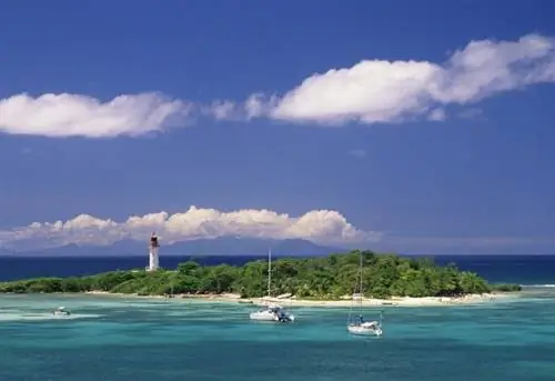 Гваделупа Gosier l'ilet Gosier et son phare Derriere: La Dominique