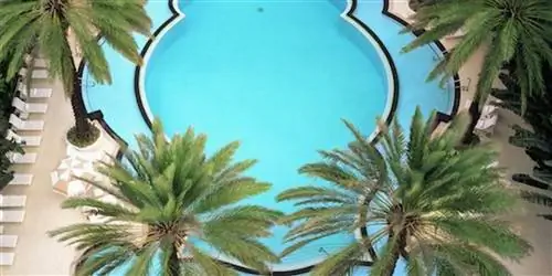 Майами-Бич: Вечеринка у бассейна