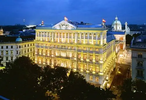Внешний фасад отеля Imperial в Вене.
