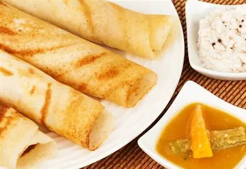 Традиционный этнический южно-индийский завтрак доса (досаи), который подается с кокосовым чатни и самбаром.