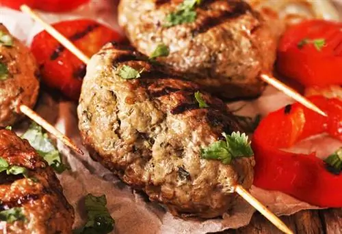 Домашний кебаб Кофта с овощами на гриле на макросе стола. горизонтальный, деревенский