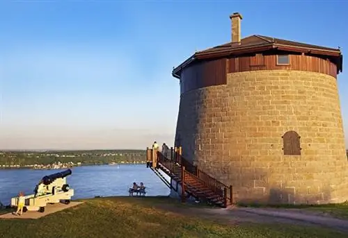 Канада, провинция Квебек, город Квебек, равнины Авраама, парк Battlefields, башня Мартелло над рекой Сен-Лоран