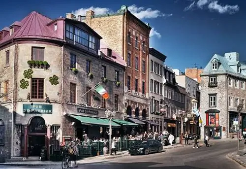 Паб St-Patrick, историческое здание паба Saint Patrick на улице Rue Saint-Jean в старом Квебеке, Квебек, Канада. Виль де Квебек.