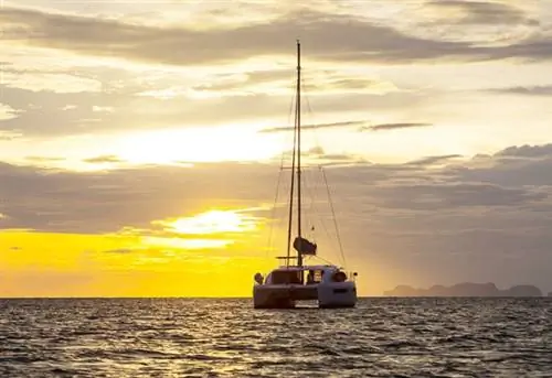 Яхта плывет по морю на закате, Бан Ко Ланта, Краби, Таиланд, Азия