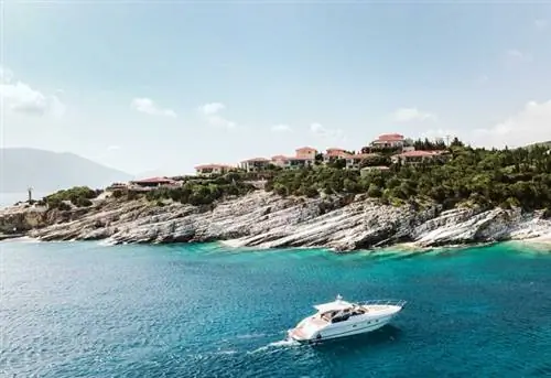 частный пляж на Кефалонии, пейзажный бассейн, Ионическое море, два ресторана под открытым небом, кинотеатр под открытым небом, уроки подводного плавания, теннис, причудливый портовый городок Фискардо, гора Энос, Греция