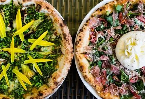 Четыре цветка (слева) и пицца Burrata Prosciutto в Pizza 4Ps в Хошимине, Вьетнам. // Кредит: Аарон Джоэл Сантос для The New York Times Четыре цветка (слева) и пицца Burrata Prosciutto в Pizza 4Ps в Хошимине, Вьетнам. // Кредит: Аарон Джоэл Сантос для The New York Times
