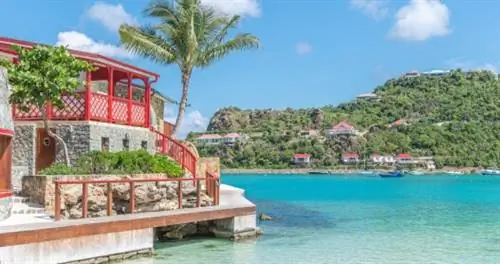 Eden Rock окружен голубыми водами в заливе Шон-Джин, на карибском острове Сент-Бартс.