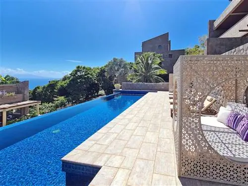 Пейзажный бассейн на склоне холма на хребте Кулибри в Доминике.