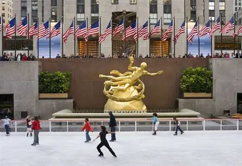 Катание на коньках в Рокфеллер-центре в Нью-Йорке, США Катание на коньках в Рокфеллер-центре в Нью-Йорке, США