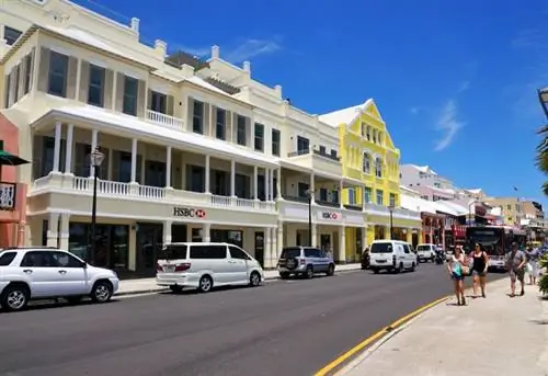 Гамильтон, Бермудские острова - 04 июля 2010 г.: Розничные магазины, банки и пешеходы на Харборвью Драйв в Гамильтоне, Бермудские острова