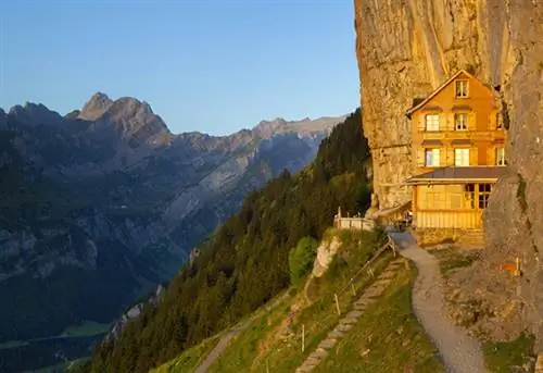 APPENZELL - Das Berggasthaus Aeescher-Wildkirchli - Berggasthaus des Jahres 2012 nach ICOMOS - непосредственно в Felswand gebaut bei der Ebenalp im Alpstein. Горный гостевой дом Aeescher-Wildkirchli - горный гостевой дом 2012 года по версии ICOMOS - построен прямо в скале на Эбенальпе в Альпштайне. L'auberge de montagne Aeescher-Wildkirchli - Auberge de montagne etablie en 2012 apres ICOMOS - construite directement sur la paroi rocheuse pres de l'Ebenalp dans l'Alpstein. Авторские права принадлежат: Appenzellerland Tourismus AI Автор: swiss-image.ch/Roland Gerth.