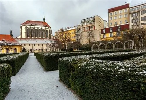 Тихие францисканские сады возле Вацлавской площади на заднем плане Церковь Девы Марии Снежной, Прага, Чехия.