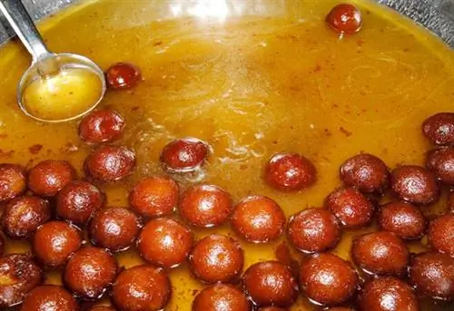 Гулаб Джамун; индийская сладость; шарики шоколадного цвета, сделанные мавой глубоко в густой сахарной воде; Бомбей Мумбаи; Махараштра; Индия