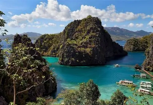 Филиппины, Каламианские острова в северной части Палавана, природная биотическая зона острова Корон, лагуна на пути к озеру Каянган, крутые скалы и карстовые скальные образования из пермского известняка