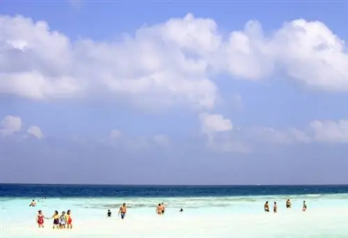 Мальдивы, остров Маафуши, пляж, люди,