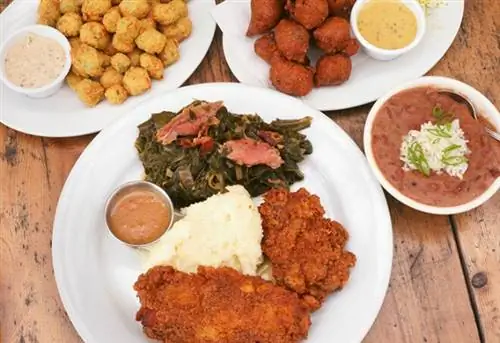 Южная пища души; Hush Puppies, красная фасоль и рис, жареный цыпленок и соус с картофельным пюре и листовой капустой, жареная бамия