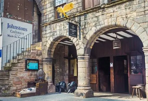 В Эдинбурге, Старом городе Шотландии, доме торговца Томаса Гладстона, собственность называется Земля Гладстона.