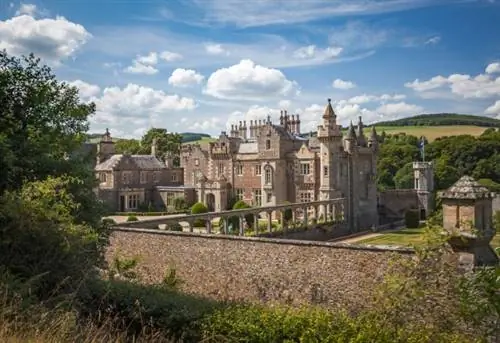Abbotsford House, бывший дом писателя сэра Вальтера Скотта, в Шотландии.