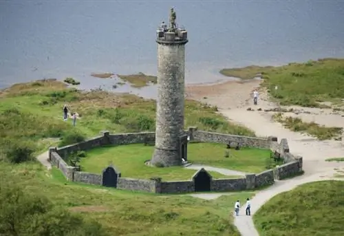 исторический паровоз Jacobite и памятник Гленфинниану