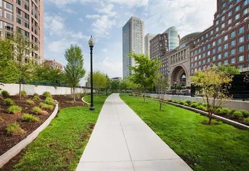 Дорожка на Роуз Кеннеди Гринуэй перед отелем Boston Harbour, Бостон, Массачусетс, США