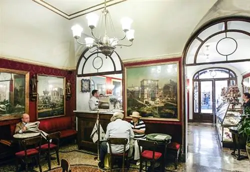 Интерьер Caffe' Greco в центре Рима, Италия. Фото Риккардо Де Лука