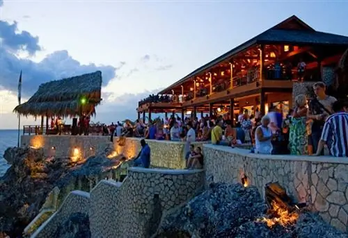 Ямайка Negril Ricks Cafe вид на бар под открытым небом на закате