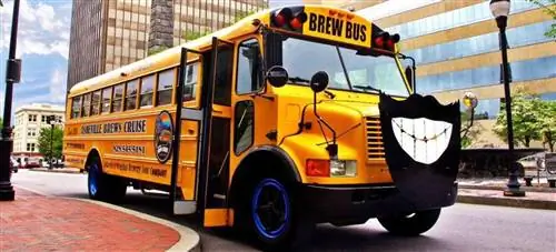 Asheville Brews Cruise предлагает экскурсии по лучшим пивоварням города на борту отремонтированного школьного автобуса.