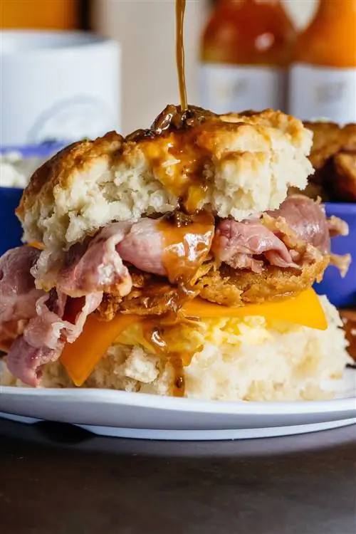 Вы можете справиться с бутербродом Country Ham Biscuit на завтрак? Вы можете справиться с бутербродом Country Ham Biscuit на завтрак?