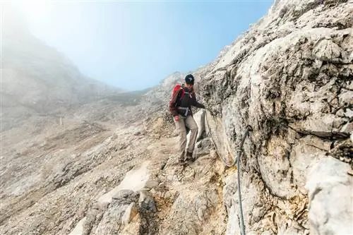 Путешественник начинает спуск по Стемпельйоху, одному из самых крутых и сложных участков 39-мильной тропы Карвендель-Хай.