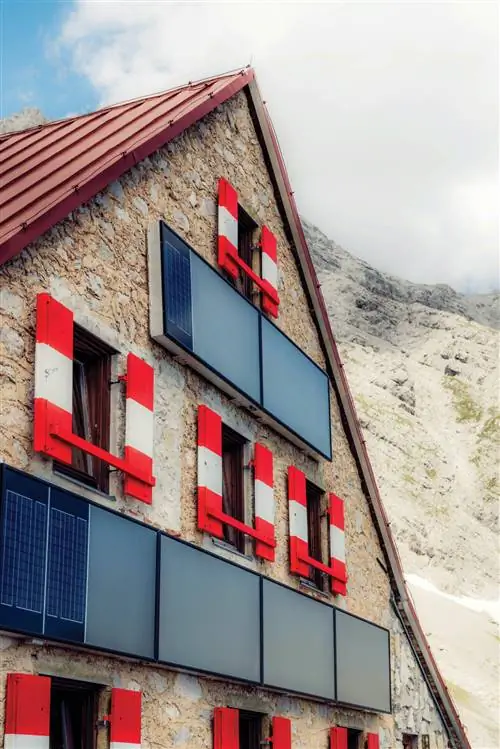 Построенный в начале 1890-х годов отель Bettelwurfhütte представляет собой смесь традиций и современности: каменные стены датируются концом 19 века; солнечные панели - недавнее дополнение.